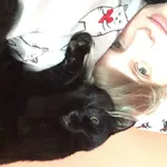 25 lipca wieczorem uciekł czarny kotek na osiedlu „Kolonia” przy ulicy Narutowicza, niedaleko BUŁ, wydziału farmacji i LO XXIX. Kotek jest nieśmiały i strachliwy. Przez problemy z biodrami dziwnie cho